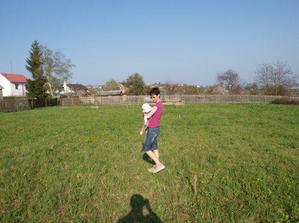 v pozadí lavičky 13042009