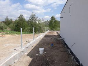 Ploty zo vsetkych stran takmer dokoncene
