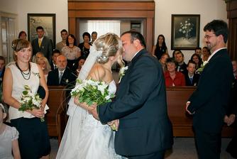 polibek jsme opakovali třikrát, podle toho jak se všichni culí bych řekla, že tohle je ten třetí - byla jsem hrozně nervozní, ale můžu říct že to byla nejkrásnější pusa(teda 3) kterou jsme si dali:-)