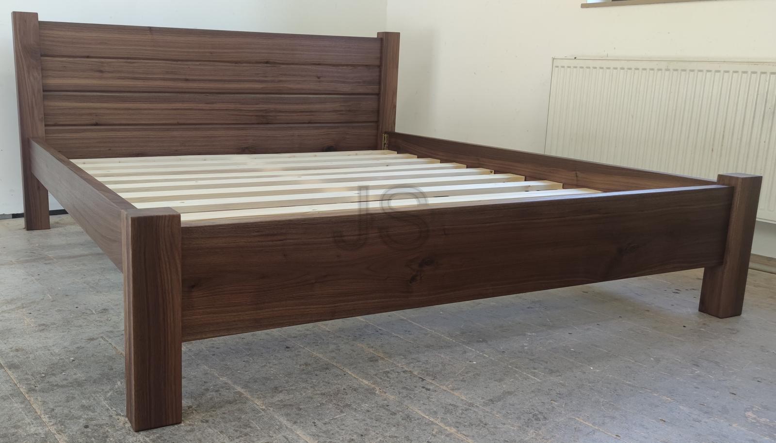 Manželská posteľ z orechového dreva - Obrázok č. 1