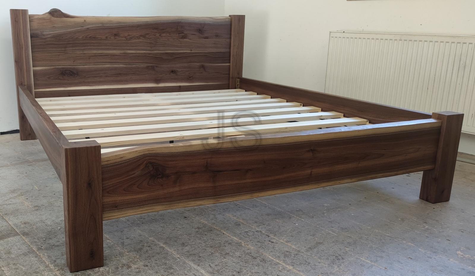 Manželská posteľ z orechového dreva - Obrázok č. 1