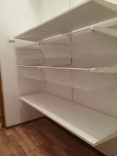 A odspodu. Pod policu ešte prídu dva úložné boxy z Ikea. Už ich mám v nákupnom zozname. Treba predsa využit aj ten najmenší priestor.