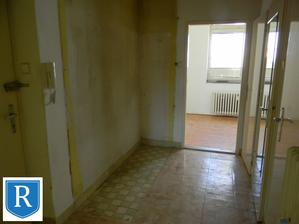 chodba, naľavo vchod, napravo kúpeľna, wc, komora a oproti kuchyňa
