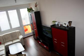 Nábytek sice ještě barevný je, ale až půjdeme do nového i to se časem bude rušit a půjdeme do přírodních barev