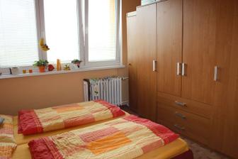 skřín dáme místo komody a postýlky a tu malou skřín vyhodíme a postel taky