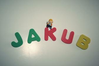 Taťka vytvořil jméno na dveře z mini puzzlích :-)