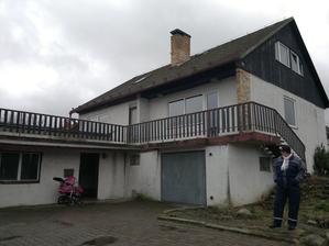 Pohled zvenku z ulice, ta část vlevo je přístavba a je v dost špatným stavu, přijde zbourat!