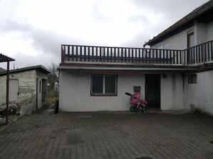 Přístavba - přijde zbourat! úplně nalevo bývalý skleník a bývalý kotec pro psy/králíkárna/skladiště bordelu/nebo co to bylo