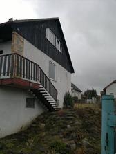 Schody z terasy od obýváku na skalku