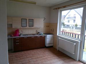 kuchyně, dveře vpravo vedou na balkon do zahrady