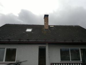 Střecha domečku, taky potřebuje renovaci