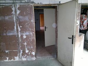Z budoucí prádelny pohled do chodby