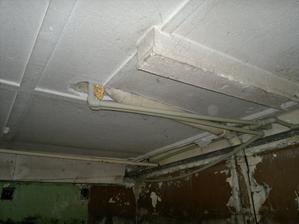 A pár úsměvných fotek, v domečku se vyřádil Bořek stavitel a Pat a Mat...nebo podobný umělec :-)