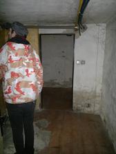 průchod z dolní chodby do kotelny