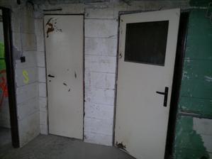 Z průchozího skladu vstup do garáže (vlevo) a kotelny (vpravo)