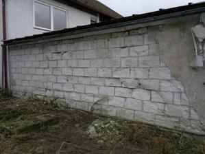 Zadní stěna přístavby, hrozný stav :-((( Vlevo nad přístavbou okna do budoucí ložnice