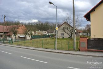Pohled od silnice.