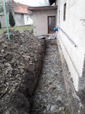 9.3.2019 - odkopání kolem baráku, aby se mohlo podřezávat. Zde pomohl bagřík :-)