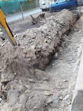 9.3.2019 - odkopání kolem baráku, aby se mohlo podřezávat. Zde pomohl bagřík :-)