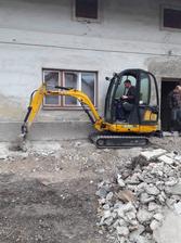 9.3.2019 - odkopání kolem baráku, aby se mohlo podřezávat. Zde pomohl bagřík :-)