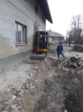 9.3.2019 - odkopání kolem baráku, aby se mohlo podřezávat. Zde pomohl bagřík :-)