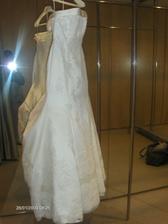 ja v pozadi, fotim moj ulovok, zial mi nedovolili sa v nich odfotit, ale tak aspon bude premiera on the wedding day :)