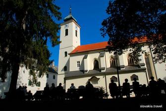 napravo kostol, nalavo nase venue (kde ubytujeme nasich hosti a bude zabava az do rana bieleho)