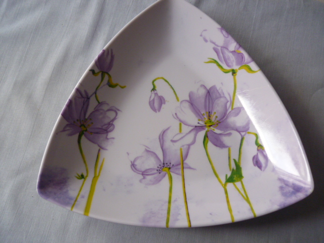 tři talířky s lila dekorací - Obrázek č. 1