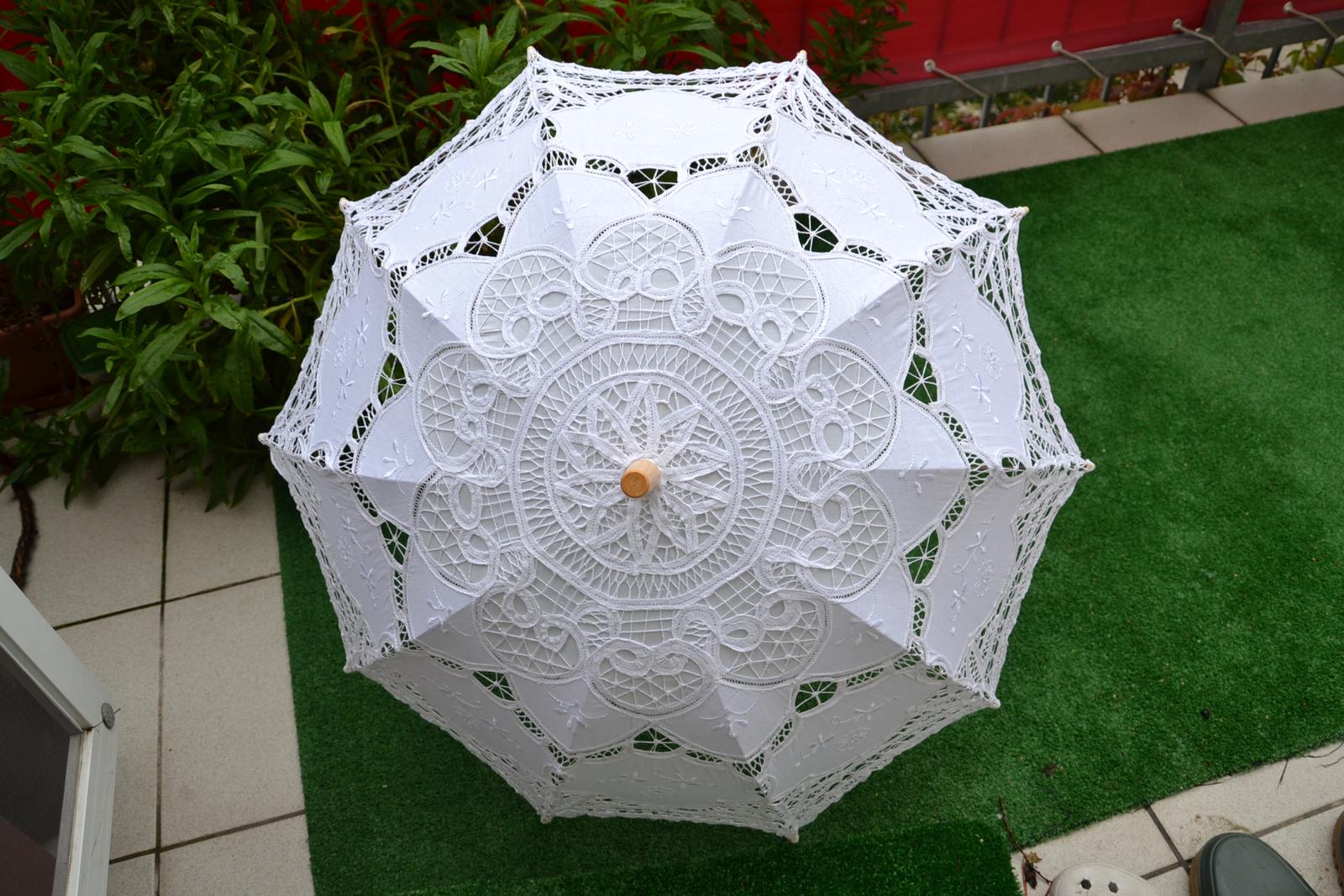 sněhově bílý ručně vyráběný krajkový deštník - Obrázek č. 3
