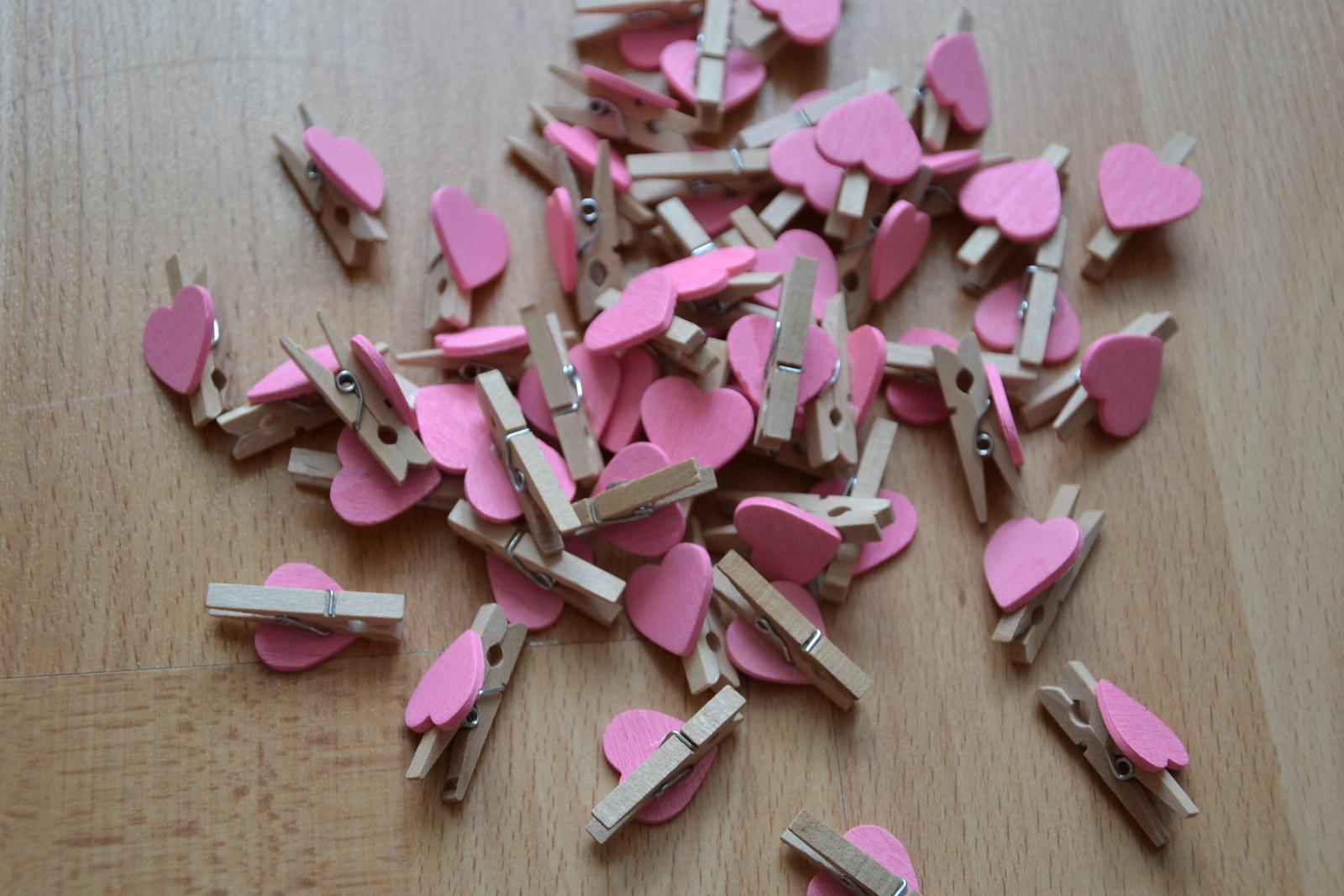 mini kolíčky s růžovými srdíčky 50 kusů - Obrázek č. 1