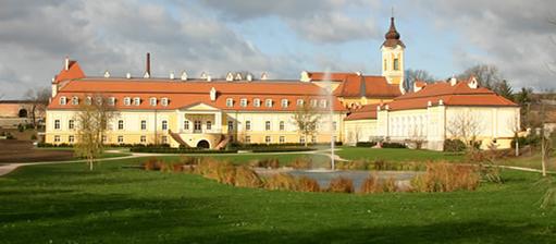 A uz je to iste. Chateau Bela, nadhera. Sobas bude vonku.