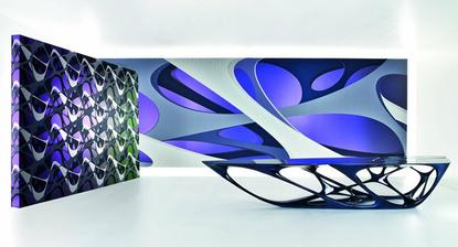 Dizajnér a architekt Zaha Hadid navrhol štyri kolekcie pre známe švajčiarske steny pokrýva výrobcu Marburg. Sú strie, Elastik, Cellular, a krúživým pohybom. Marburg je známa firma s viac než sto rokov skúseností vytvorením a rozvojom moderných tapiet