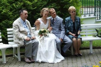 Novomanželé s maminkou ženicha a tátou nevěsty