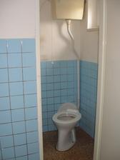 Záchod, vstup přes koupelnu