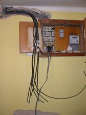 V tom aby se čert vyznal, no hlavně že se vyzná elektrikář :-)