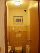 Vymalován i záchod, teď už jen přidělat ventilátor a je to komplet