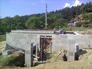 pokladanie stropu na pivnici