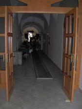 vstup do reštiky, kde bude svadobná hostina