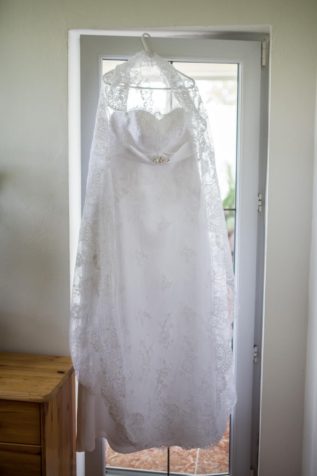 Čipkované svadobné šaty - Obrázok č. 1