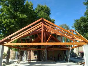 Právě dokončujeme mega altán u restaurace