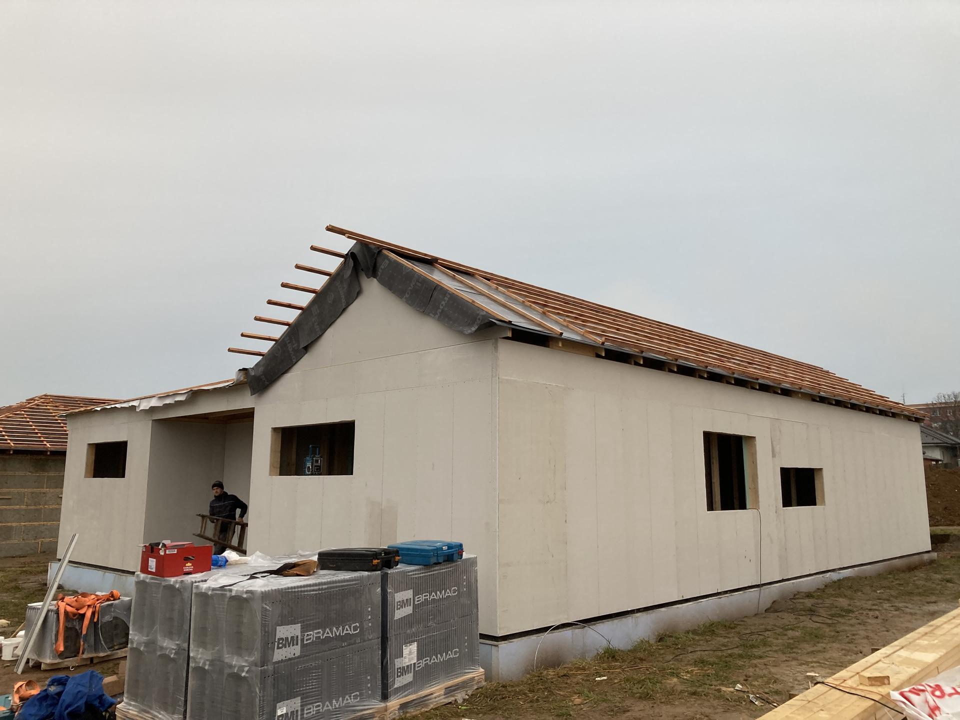 Stavba našeho domku - 13.11.2021 Zaklopeno, tašky na pokrytí střechy připraveny