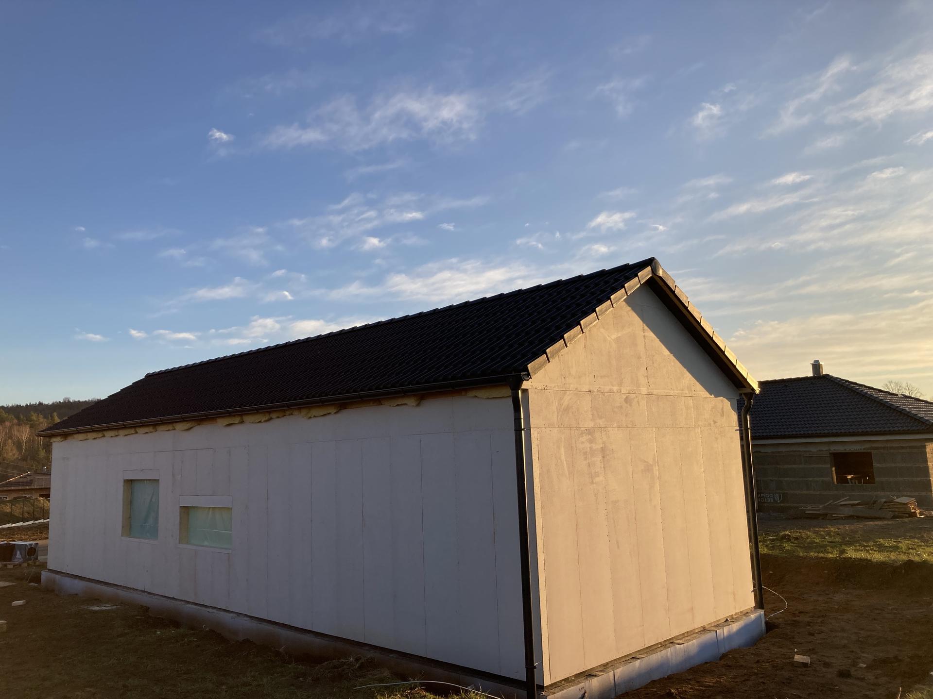 Stavba našeho domku - 17.12.2021 Sedlová střecha hotová, mezi svátky se jen dodělá komín