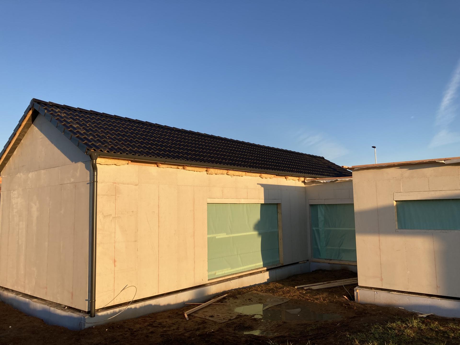 Stavba našeho domku - 17.12.2021 Sedlová střecha hotová, mezi svátky se jen dodělá komín