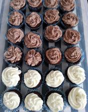 čokoládové cupcakes s pařížským a vanilkovou šlehačkou
