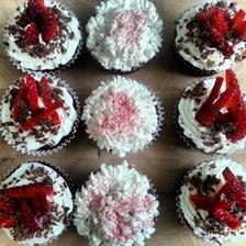 čokoládové cupcake s tvarohovým krémem a jahodami