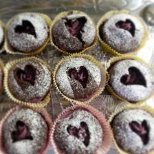 Čokoládové cupcake s krémem z tvarohu a černého rybízu