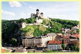 tak pod tymto hradom a skalou sa budeme veselit .... HOTEL TATRA Trencin