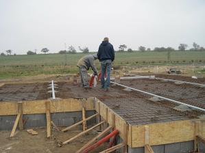 pripravena deska, cekame na beton, uz maji zpozdeni
