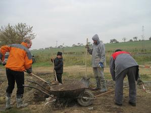 stale cekame na beton, z nudy se delaji ostatni potrebne prace. Hlavne zadne prostoje ;o)