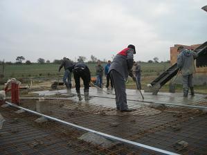 mame samonivelacni beton, snad ta potrebna rovina bude